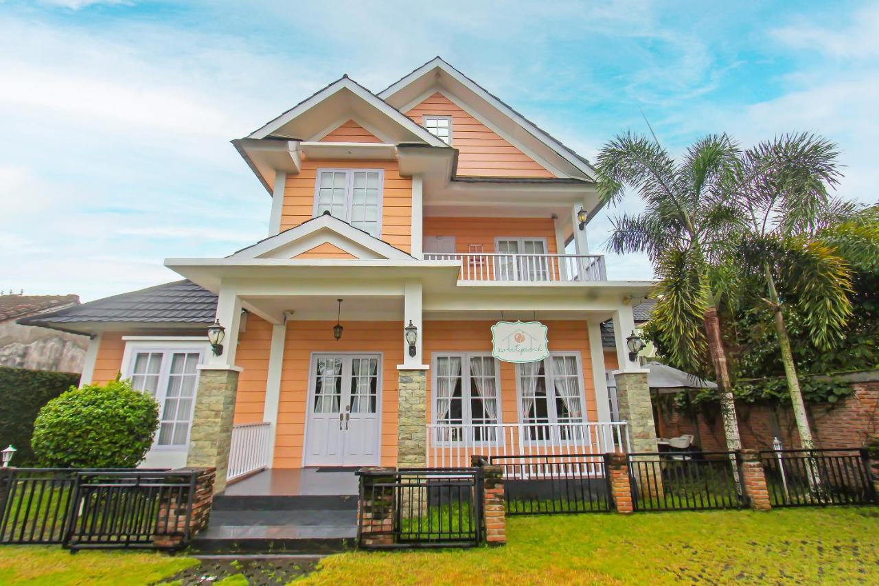 Готель Capital O 92559 Sweet Peach House Montongbuwoh Екстер'єр фото