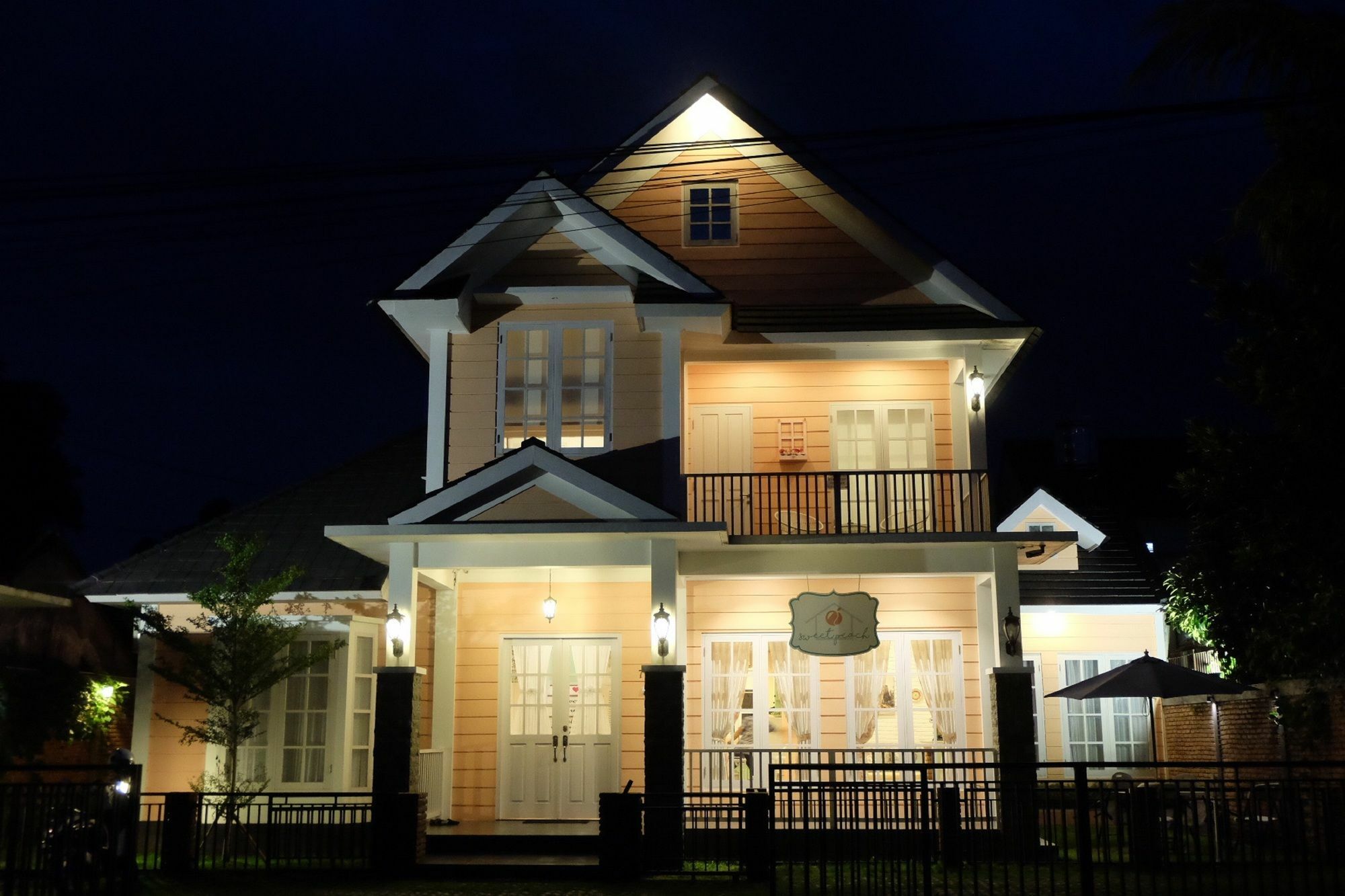 Готель Capital O 92559 Sweet Peach House Montongbuwoh Екстер'єр фото